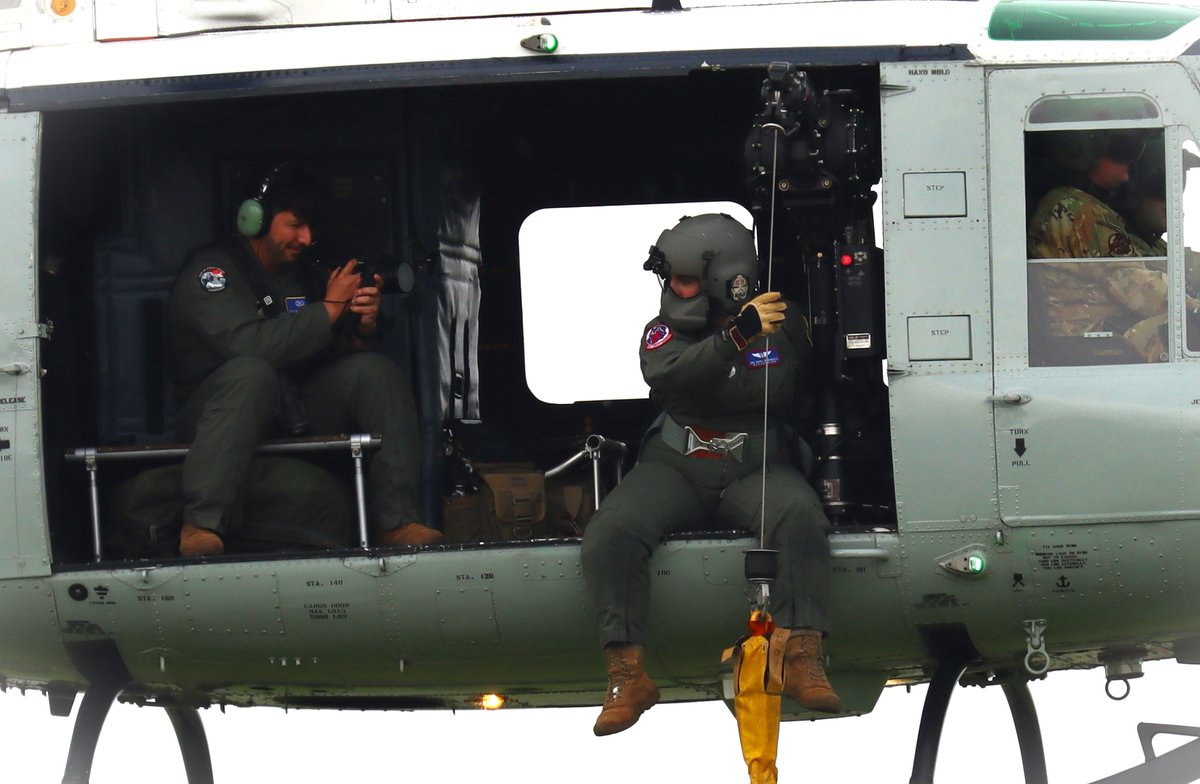 Buccaneer_55's tweet photo. こちらも日本を去ってしまう #UH1N 😭
らうんでるさんが中学の時、初めて参戦した #横田基地日米友好祭 の時からデモフライトを見て来たので、とても寂しい...🥲
最後のデモフライトをしっかり目に焼き付けて来ました!
#459th_AIRLIFT_SQUADRON #FAIRWELL https://t.co/aLJpmg4lHM