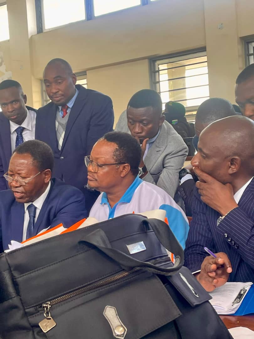 HildaNewton21's tweet photo. Baada ya Mhe. @TunduALissu kuleta noma Mahakamani ikabidi Askari Magereza wakubali kukaa pembeni, wakamwacha Mhe. Lissu na Mawakili wake. https://t.co/YeAMYhK8GE
