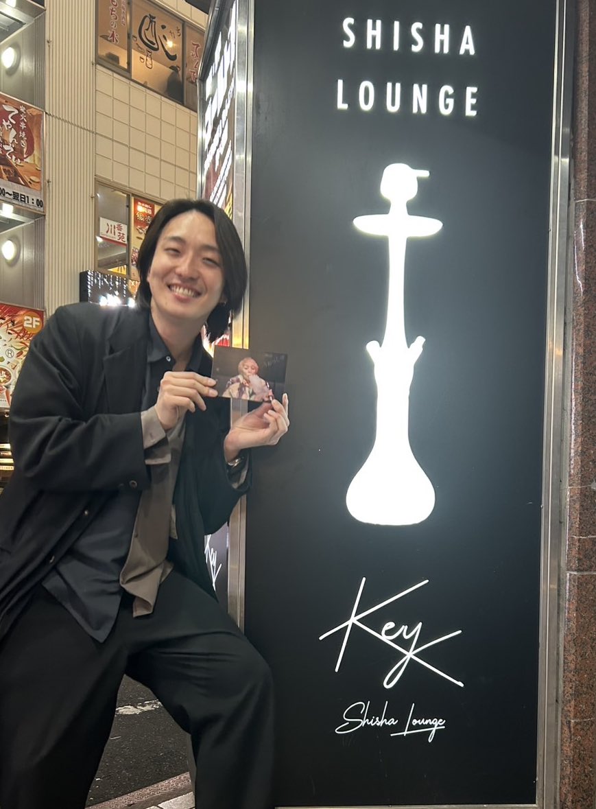 IKU__nosuke's tweet photo. 本日は一日かけて
都内 #シーシャ 屋 新宿・渋谷50店舗以上に

【研ナオコ様シーシャポストカード】

レジ横に置いていただきました！
#NORTHVILLAGE 歌舞伎町店 @NVillagekabuki 
#pukupukuneon 新宿店 @NEONpoker2929 
#ShishaLoungeKey 歌舞伎町店@key_sakura_dori 
#翠煙 歌舞伎町店 @suien_shinjuku 

...ほかたくさんの店舗様
本当にありがとうございます！

映画『#うぉっしゅ』 
新宿ピカデリーほか全国大ヒット上映中
https://t.co/n7xt1e9TGP｜@wash_film_