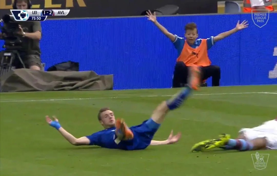 cuzcuzverde's tweet photo. Ten years ago, Kasey McAteer was a Leicester ballboy appealing for a penalty after Jamie Vardy went down. Yesterday, he celebrated Vardy's 200th goal for the club with him, and score your first PL goal. 💙

#LCFC #leicester #RVN #Nistelrooy #leicestercity #vardy https://t.co/YtxbrFOwZ0