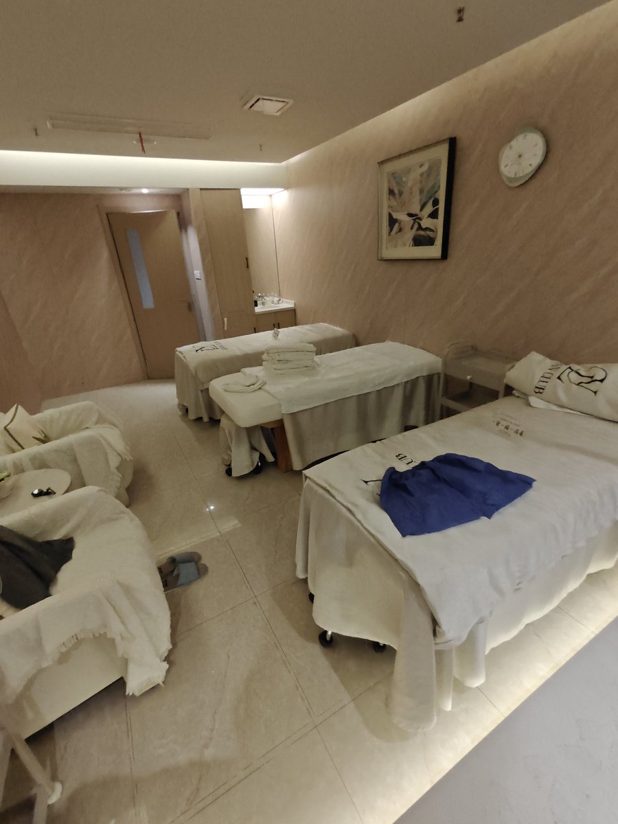 种了100个树
（刚种上，都耷拉叶，也不齐，等几天成活了，再修剪）
累的腰酸背痛的，
又来穿蓝裤头了。。。