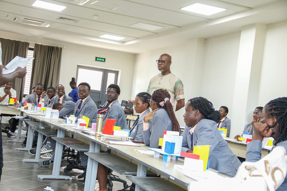 Architecture/ Examen de fin d’année 

Les étudiants procèdent à la réalisation de leurs travaux en atelier