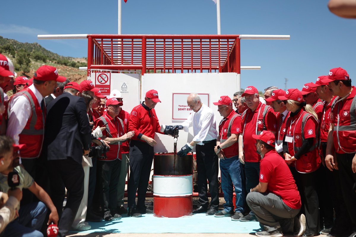 Milletimizin yıllardır kurduğu hayallerin gerçeğe dönüştüğü, geleceğe dair umutlarımızın yeniden hayat bulduğu noktadayız.

Gabar’daki ilk keşfin yapıldığı Şehit Esma Çevik-1 petrol kuyusunda bu tarihi başarının ardındaki süreci TBMM Başkanımız Sayın <a href="/NumanKurtulmus/">Numan Kurtulmuş</a>,