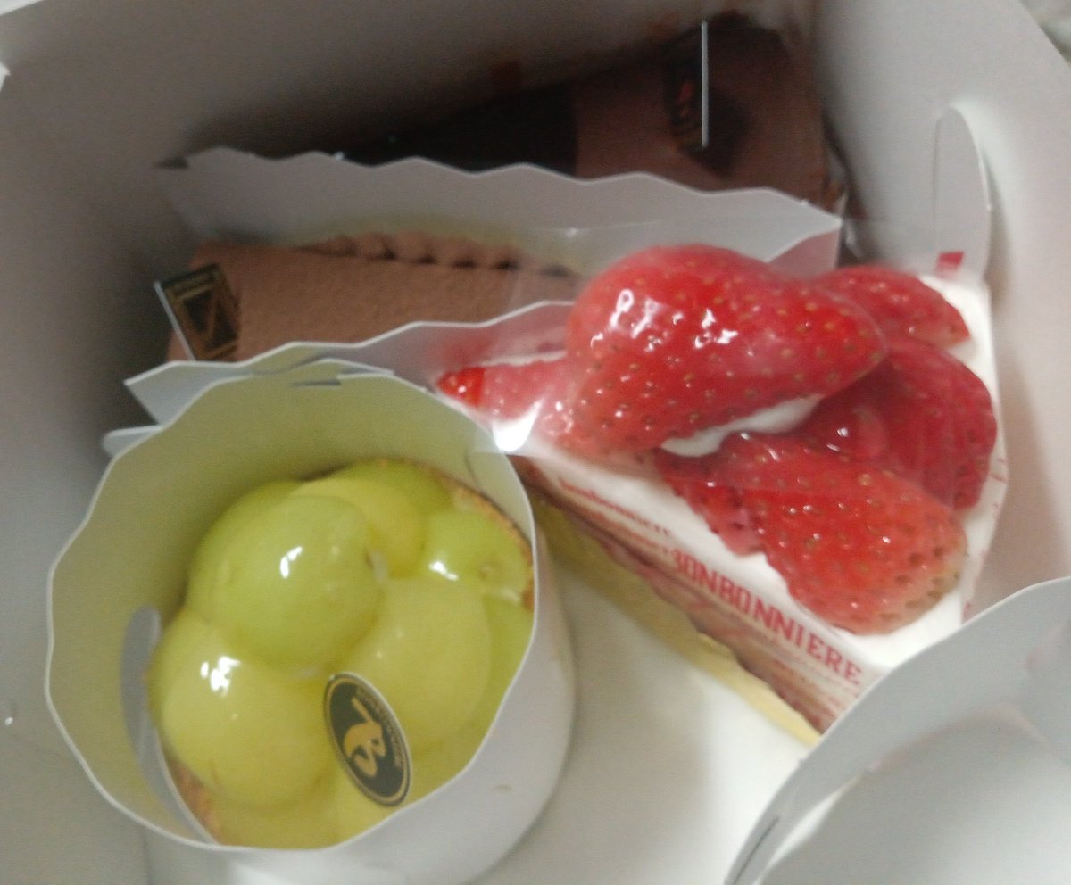 hamukko0205's tweet photo. 今日はお母さんの誕生日🎂🎉
ケーキ美味しかった👑✨

#はっぴーばーすでー https://t.co/spsoTgH3rf