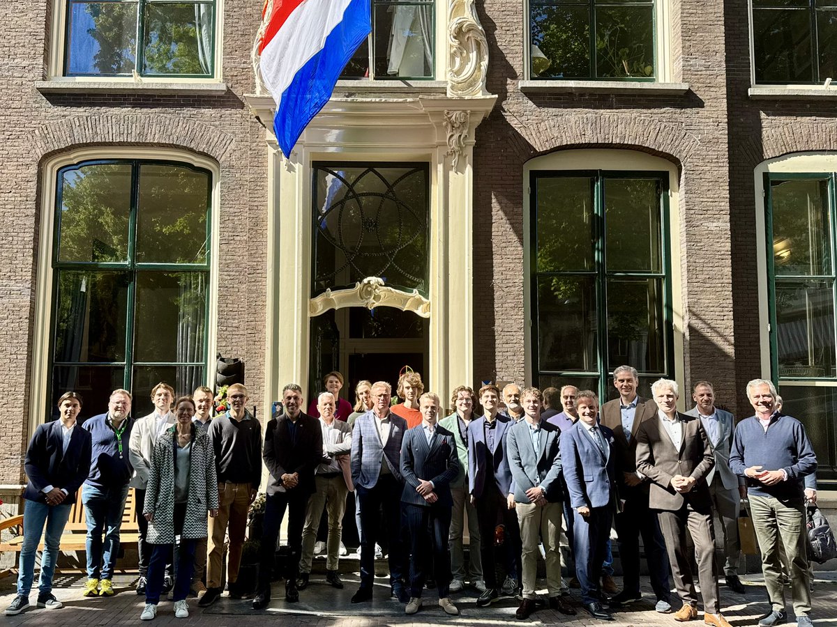 WouterKolff's tweet photo. Vandaag en morgen vindt de college conferentie van @zuid_holland plaats in historisch @GemeenteGouda. We werden vanmorgen langs twee verrassende plekken geleid door burgemeester @PieterVerhoeve en zijn secretaris. Een uniek bezoek aan @MandevilleAC waar jonge hoogbegaafde studenten worden uitgedaagd én aan 17e eeuws woonhuis “De Roos” waar fine art Gallery “White Rose” is gevestigd. Nu tot morgenavond aan de slag om inhoudelijk en organisatorisch de klokken gelijk te zetten.