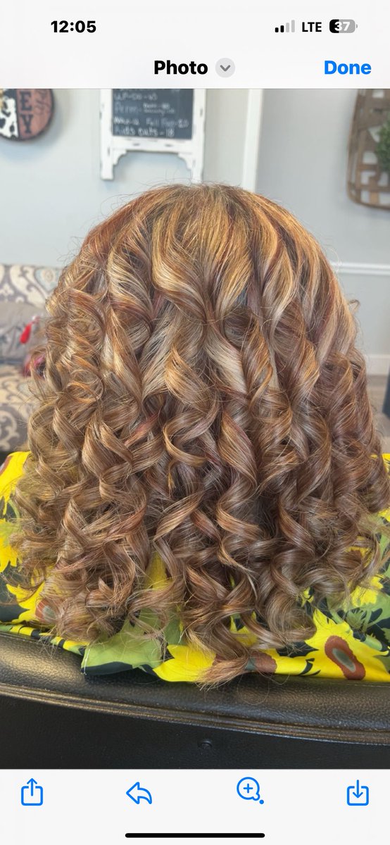 mascott04's tweet image. I got curls 😍 Saturday when I got my hair done, just a shampoo/style. The color was about 3 weeks ago but still looks good.