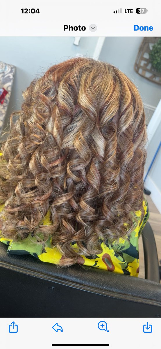mascott04's tweet image. I got curls 😍 Saturday when I got my hair done, just a shampoo/style. The color was about 3 weeks ago but still looks good.