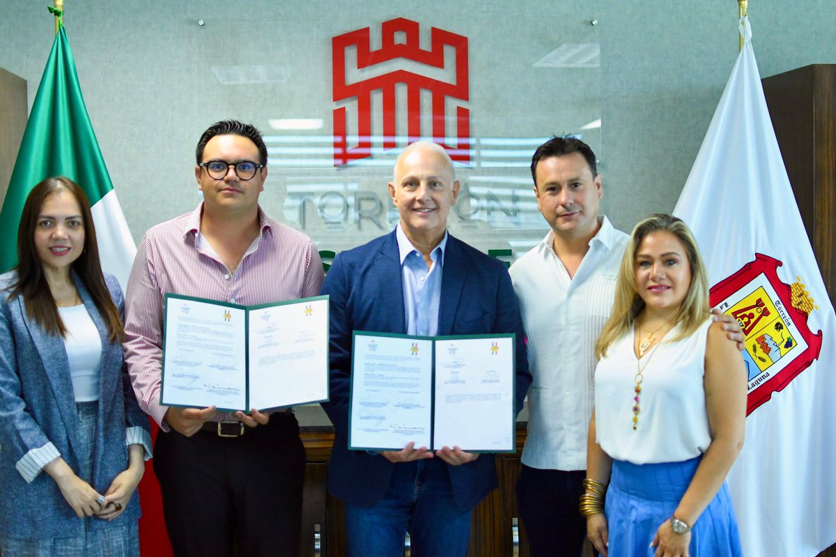 Me reuní con mis amigas y amigos del Consejo Directivo del Colegio de Notarios de Torreón, con quienes firmamos un convenio de colaboración para seguir brindando asesoría jurídica en trámites notariales durante las brigadas municipales. ¡Sumamos esfuerzos en favor de las familias
