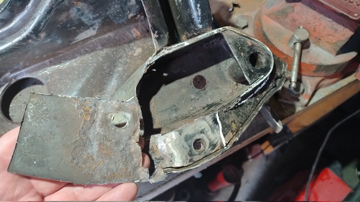TK42138's tweet photo. This is inside the box-like structure of the ARB bracket mountings. Some pitting on the inside of the removed plate but mostly solid considering its 33 years old. #Rover #Subframe https://t.co/YirWI3TQYO