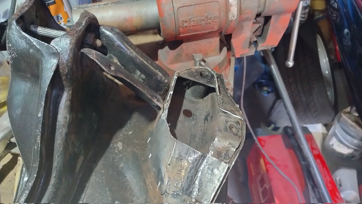 TK42138's tweet photo. This is inside the box-like structure of the ARB bracket mountings. Some pitting on the inside of the removed plate but mostly solid considering its 33 years old. #Rover #Subframe https://t.co/YirWI3TQYO