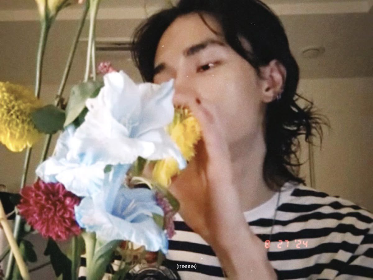 hyunjin and flowers ⋆˚࿔
— a thread 💌