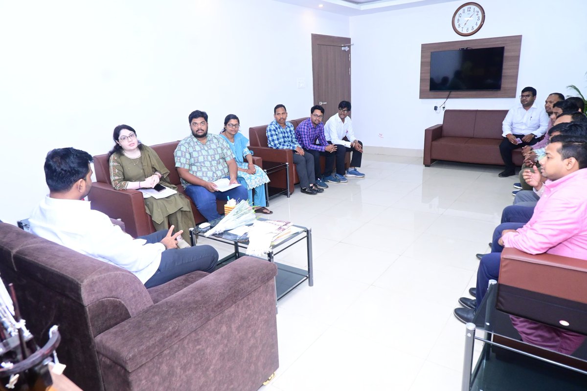 SampadSwainBJP's tweet photo. Today, the office bearers of the Odisha Government Polytechnic Teachers Association paid a courtesy visit to my residence office.

They expressed their sincere gratitude to the Department of Skill Development and Technical Education, Government of Odisha for quick and positive response to various issues they had raised concerning polytechnics.

They also conveyed their heartfelt appreciation for the remarkable decision to delegate the authority to sanction leave of upto 30 days for the faculties at the Institute level. This decision marks a significant and historic milestone.
