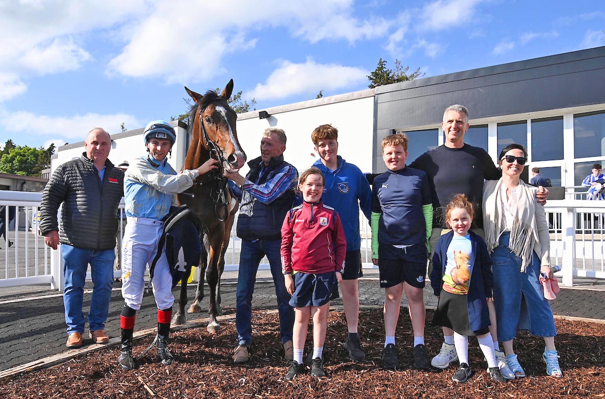 Roscommon Racecourse (@roscommonraces) on Twitter photo Our 2nd race this evening The <a href="/IrishEBF_/">Irish Stallion Farms</a> Auction Series Maiden is won by Romeo Sensini (Magna Grecia) for Father & Son Team Andy and Andrew Slattery <a href="/AndrewSlattery7/">Andrew Slattery</a> and owners Laura Flood and Nicola Dwyer at odds of 11/2
📸 Healy Racing Our 2nd race this evening The <a href="/IrishEBF_/">Irish Stallion Farms</a> Auction Series Maiden is won by Romeo Sensini (Magna Grecia) for Father & Son Team Andy and Andrew Slattery <a href="/AndrewSlattery7/">Andrew Slattery</a> and owners Laura Flood and Nicola Dwyer at odds of 11/2
📸 Healy Racing