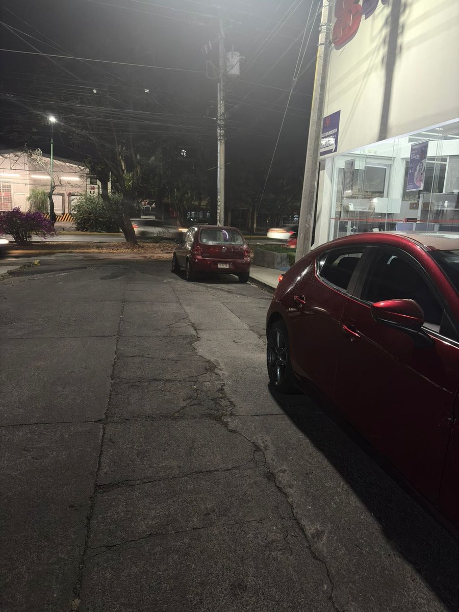 Usuarios piden ayuda para localizar a la dueña de un pointer blanco que le pegó a un auto que estaba estacionado. 
Si la conoce, repórtela, para que sea haga responsable. #Morelia 🚨