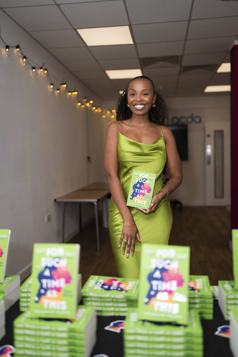 When the fit and the nails match your book cover 😍😍