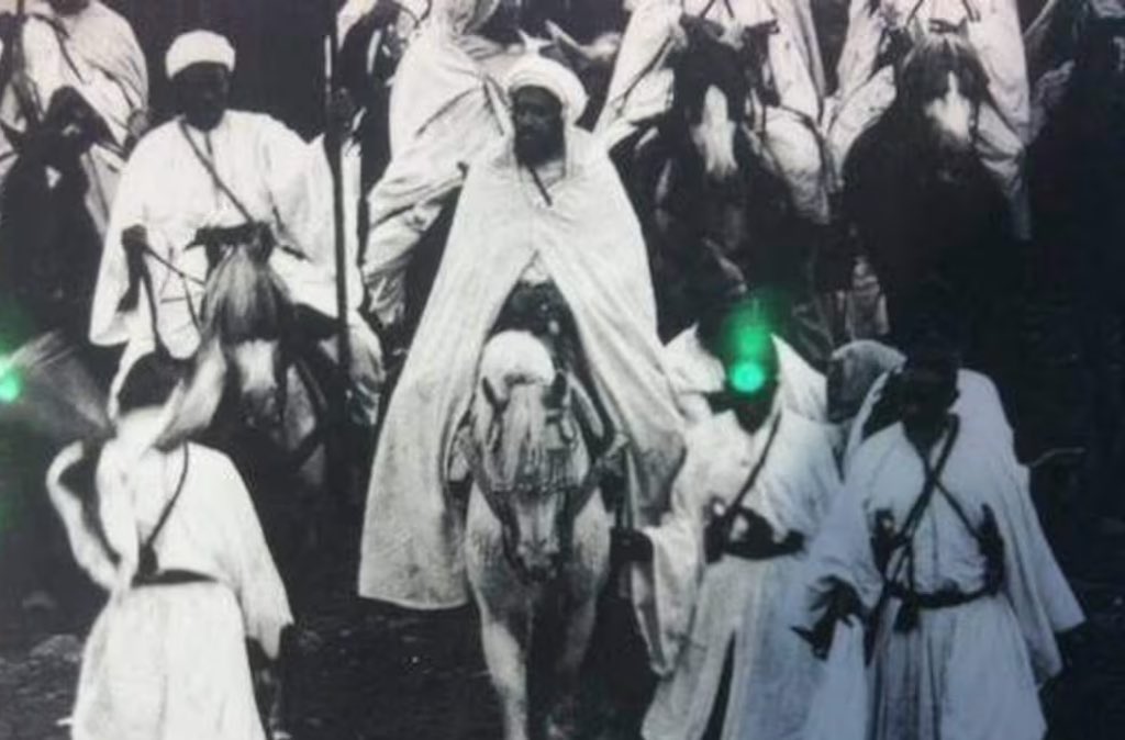 MRoyalAcademy's tweet photo. Les prières structuraient la journée du Sultan, qui commençait à 3h du matin, l’heure d’Al Fajr. 

« Elles ont l'importance d'une affaire d'état, à laquelle on sacrifierait toutes les autres. On est surpris de voir le sultan donner des audiences à cinq heure du matin. » https://t.co/GuQtfG8KuE