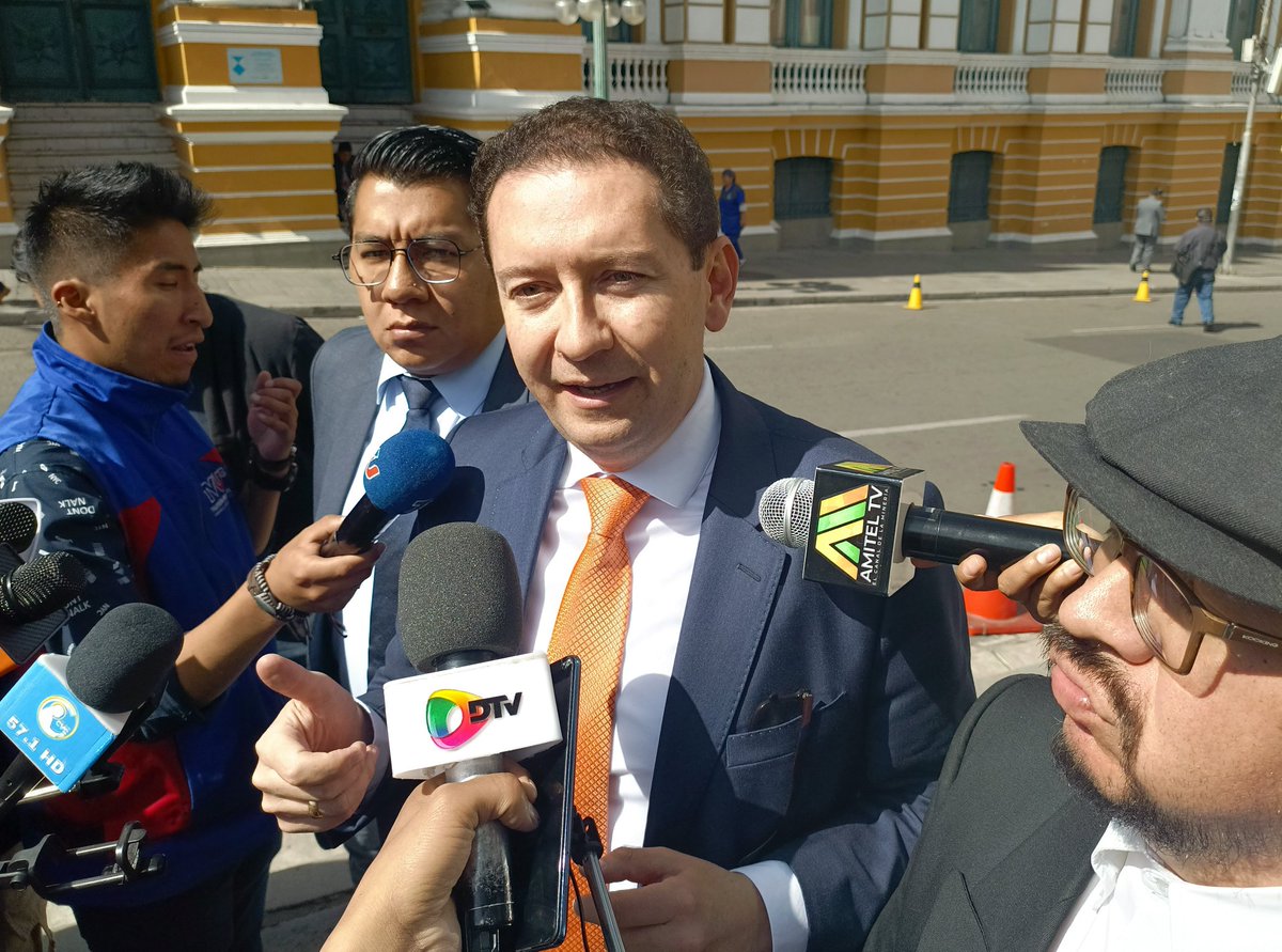 ArminCopa's tweet image. #deÚltimo
#CarlosSánchezVerazain de la agrupación Avanza Libertad propone a los candidatos de oposición "un pacto de caballeros" para cogobernar el país durante un año, sanear el padrón electoral y llamar a nuevas elecciones.