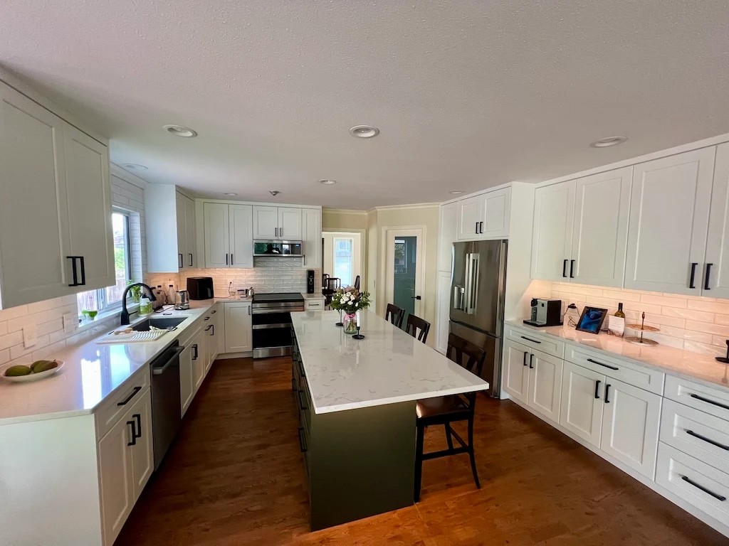1KitchenExpress's tweet image. DIYer in Surrey built a full kitchen with Dream White cabinets + custom-painted Dream Colour island — affordable, fast, and solid.

📍 Kitchen Express | Cloverdale
📖 [Ihttps://kitchenexpress.ca/blog/]

#RTAcabinets #SurreyKitchen #KitchenRenovation