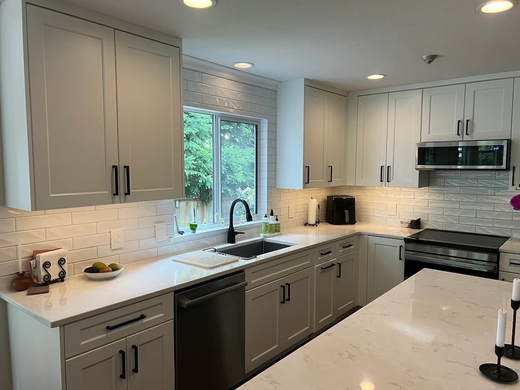 1KitchenExpress's tweet image. DIYer in Surrey built a full kitchen with Dream White cabinets + custom-painted Dream Colour island — affordable, fast, and solid.

📍 Kitchen Express | Cloverdale
📖 [Ihttps://kitchenexpress.ca/blog/]

#RTAcabinets #SurreyKitchen #KitchenRenovation