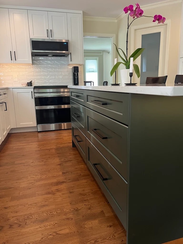 1KitchenExpress's tweet image. DIYer in Surrey built a full kitchen with Dream White cabinets + custom-painted Dream Colour island — affordable, fast, and solid.

📍 Kitchen Express | Cloverdale
📖 [Ihttps://kitchenexpress.ca/blog/]

#RTAcabinets #SurreyKitchen #KitchenRenovation