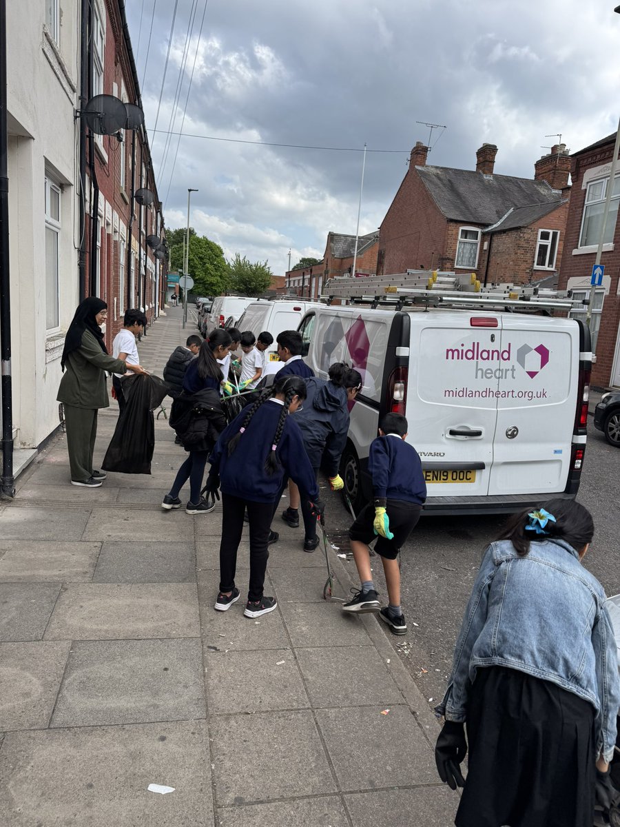 MrBrowneCanDo's tweet photo. Monday afterschool club! Our Mead has revisit the streets in our local area. We have focused on the litter surrounding Cossington Park!  Well done everyone! @AbbeyMead_TMET @MrsIkram_AMPA https://t.co/vOykfukMOH