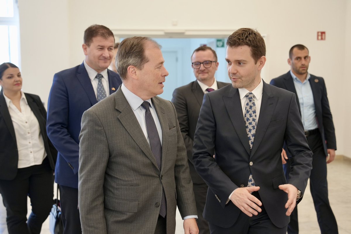 Gemeinsam mit Staatssekretär <a href="/markspeich/">markspeich</a> hat Minister <a href="/n_liminski/">Nathanael Liminski</a> den nordmazedonischen Außenminister <a href="/TimcoMucunski/">Timco Mucunski</a> empfangen.
„Auf seinem Weg in die Europäische Union kann sich das Westbalkan-Land der Unterstützung seines Partnerlandes #NRW sicher sein“, so der Minister.