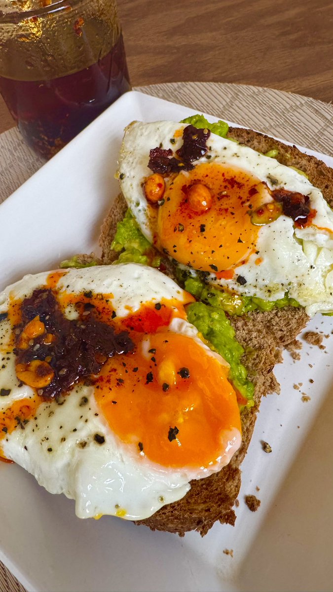 burritoconcoca's tweet image. Ya desayunando escuchando Poderoso News, hoy tocaron unos Avo Toast con su huevo frito y salsa macha. #PoderosoVuelaAlto