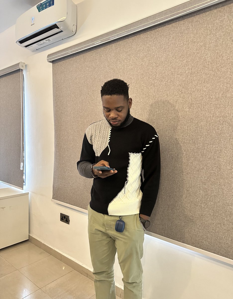 AyoolaTuga's tweet photo. Another day, another dollar. https://t.co/5c4YinJu2P