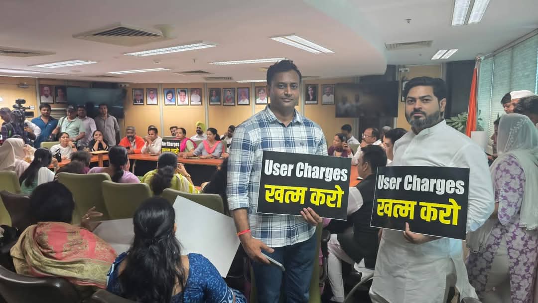 "दिल्ली की जनता के हित में Lop <a href="/AnkushNarang_/">Ankush Narang</a> जी एवं AAP पार्षद मिलने पहुंचे महापौर से"

जनता के हक़ में हम कर रहे हैं माँग,यूज़र चार्ज वापस लिया जाए !

हम पीछे नहीं हटेंगे,ये लड़ाई हर दिल्लीवासी के अधिकार की लड़ाई है।