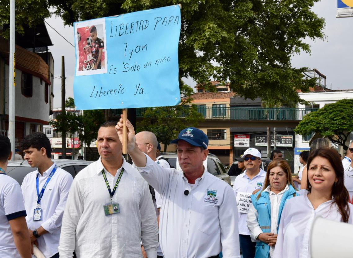 personeriacali's tweet photo. El Personero de Cali, Gerardo Mendoza Castillón, y su equipo de trabajo, se sumó a la marcha por la libertad del niño Lyan José Hortúa, secuestrado el pasado 3 de mayo en la zona rural de Jamundí. La movilización partió desde el Parque de las Banderas y culminó en la Plazoleta de San Francisco, donde el Personero alzó su voz en defensa de los derechos de la infancia.

🗣️ "Ningún niño más comprometido por la guerra, ningún niño más atrapado en el conflicto ni víctima del reclutamiento por parte de grupos criminales. Rechazamos todo acto cruel, toda forma de violencia que ponga en riesgo su crecimiento y desarrollo. Es deber de todos proteger a nuestros niños. Exigimos, una vez más, la liberación de Lyan José Hortúa", manifestó Gerardo Mendoza Castillón.

La Personería de Cali reitera su compromiso con la protección de los derechos de la niñez y exige acciones inmediatas para garantizar el regreso seguro de Lyan a su familia.