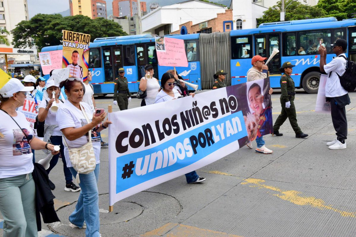 personeriacali's tweet photo. El Personero de Cali, Gerardo Mendoza Castillón, y su equipo de trabajo, se sumó a la marcha por la libertad del niño Lyan José Hortúa, secuestrado el pasado 3 de mayo en la zona rural de Jamundí. La movilización partió desde el Parque de las Banderas y culminó en la Plazoleta de San Francisco, donde el Personero alzó su voz en defensa de los derechos de la infancia.

🗣️ "Ningún niño más comprometido por la guerra, ningún niño más atrapado en el conflicto ni víctima del reclutamiento por parte de grupos criminales. Rechazamos todo acto cruel, toda forma de violencia que ponga en riesgo su crecimiento y desarrollo. Es deber de todos proteger a nuestros niños. Exigimos, una vez más, la liberación de Lyan José Hortúa", manifestó Gerardo Mendoza Castillón.

La Personería de Cali reitera su compromiso con la protección de los derechos de la niñez y exige acciones inmediatas para garantizar el regreso seguro de Lyan a su familia.