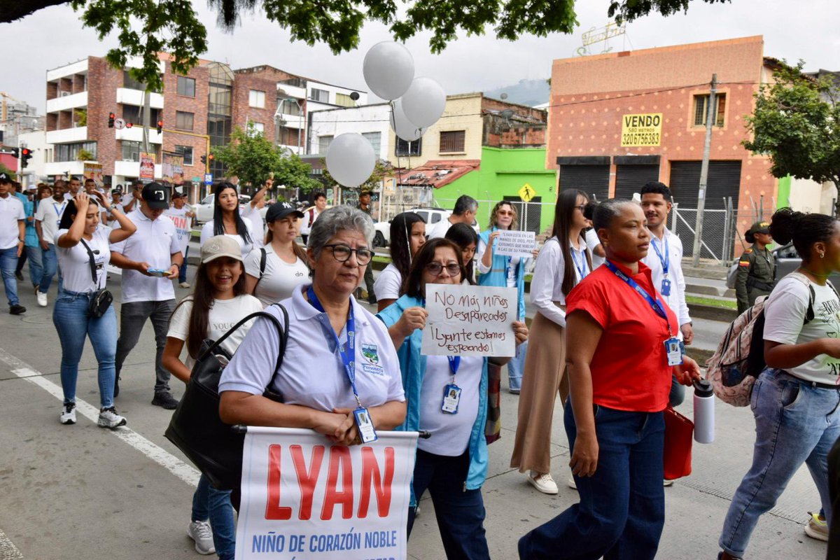 personeriacali's tweet photo. El Personero de Cali, Gerardo Mendoza Castillón, y su equipo de trabajo, se sumó a la marcha por la libertad del niño Lyan José Hortúa, secuestrado el pasado 3 de mayo en la zona rural de Jamundí. La movilización partió desde el Parque de las Banderas y culminó en la Plazoleta de San Francisco, donde el Personero alzó su voz en defensa de los derechos de la infancia.

🗣️ "Ningún niño más comprometido por la guerra, ningún niño más atrapado en el conflicto ni víctima del reclutamiento por parte de grupos criminales. Rechazamos todo acto cruel, toda forma de violencia que ponga en riesgo su crecimiento y desarrollo. Es deber de todos proteger a nuestros niños. Exigimos, una vez más, la liberación de Lyan José Hortúa", manifestó Gerardo Mendoza Castillón.

La Personería de Cali reitera su compromiso con la protección de los derechos de la niñez y exige acciones inmediatas para garantizar el regreso seguro de Lyan a su familia.