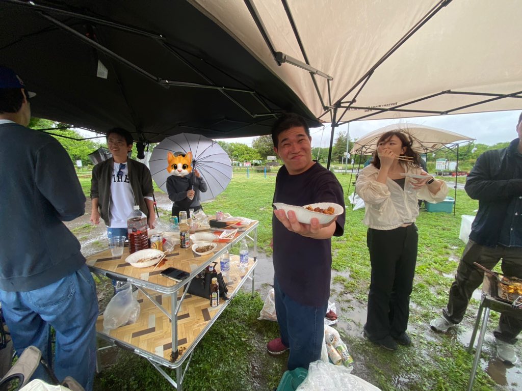 project_en99293's tweet photo. 【🍻enjoy  BBQ🥩】
5月17日はenjoyで BBQを行いました！
あいにくの雨でした😇
肉を頬張りながらアルコールを摂取しビンゴ大会を行いました！
今後も2〜3ヶ月に1回 BBQを開催しますので、次回は晴天な日にやりたい🥺
#enjoyproject
#BBQ https://t.co/Kl7S7GYzdj