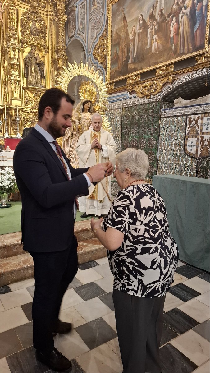 Durante la Santa Misa que celebramos ayer en el Monasterio de Santa Paula le fue entregada a Nª.Hª.Dª Alicia Francés la medalla de plata de la corporación, como reconocimiento a sus desvelos, fidelidad y entrega a nuestra Hermandad.