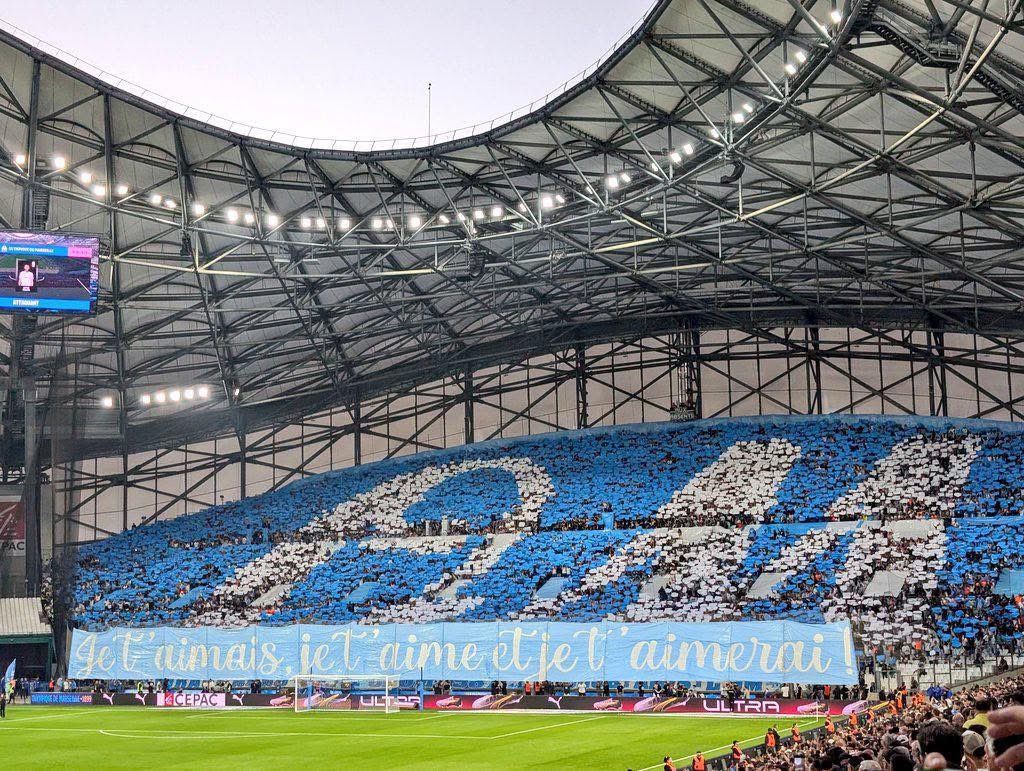 GuilDcqt's tweet photo. Merci à tous les supporters marseillais pour cette saison et pour le comportement qu’on a adopté. 

3 mots : bienveillance, passion et fidélité. 

Parce que oui, la grande majorité a permis au club de bosser plus sereinement.

C’est ce soutien, cette ferveur et cet amour pour l’OM qui ont permis à nos joueurs, au staff et à la direction de traverser les tempêtes sans jamais perdre le cap.
Ici, ça vibre plus fort, ça critique plus vite, mais ça aime mille fois plus fort que partout ailleurs.

Et cette saison, la patience, l’équilibre et la mesure (pas ce qui nous definit le mieux) étaient demandés. 
Et malgré les hauts, les bas, les doutes parfois, on a répondu présent. 

Dans les tribunes, sur les réseaux, dans les rues, c’est ce climat bienveillant qui a poussé l’équipe quand elle en avait besoin. 

On se doit tous, de continuer à tirer dans le même sens pour la saison prochaine. 

Une recrue ne nous convient pas ? Attendons et jugeons sur le terrain. 

Deux défaites d’affilée, ce n’est pas une CRISE. 

Une embrouille de vestiaire ? Ça arrive dans TOUT les clubs. 

Un article inquiétant ? Bref, on se sait maintenant. 

Alors oui, il y aura encore des vagues.
Oui, il y aura des moments compliqués.
Oui on deviendra de plus en plus exigeant. 
Mais on se doit, tous ensemble, de continuer dans cette voie.
Et c’est cette force collective, cette union sacrée, qui fera grandir encore l’OM.

Qu’on soit aigri ou pas, pessimistes ou pas, 
personne ne peut le nier : il y aujourd’hui à l’OM des hommes investis, passionnés, qui sont en train de construire une équipe compétitive, ambitieuse, qui respecte l’identité marseillaise, et qui était encore inespérée il y a 2 ans. 

Tout n’est pas parfait, mais ils méritent qu’on les soutienne, pas pour eux directement, mais pour le bien du club. 

L’OM est à un tournant de son histoire. 

Continuons à avancer.
Continuons à croire.
Continuons à aimer, comme on sait si bien le faire à Marseille.

Car on est dans la bonne direction, alors faites que la saison prochaine soit encore plus belle. 

Allez l’OM.