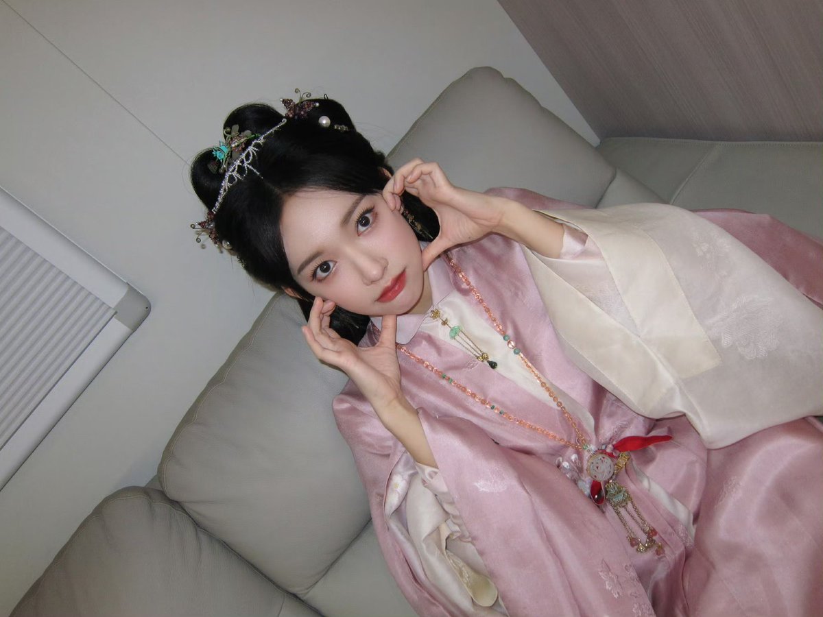 cheongxiao's tweet photo. what you don’t know about Rong Yunxi: she poses a lot behind the set 🍎❤️🌷 https://t.co/0UIocXqicx