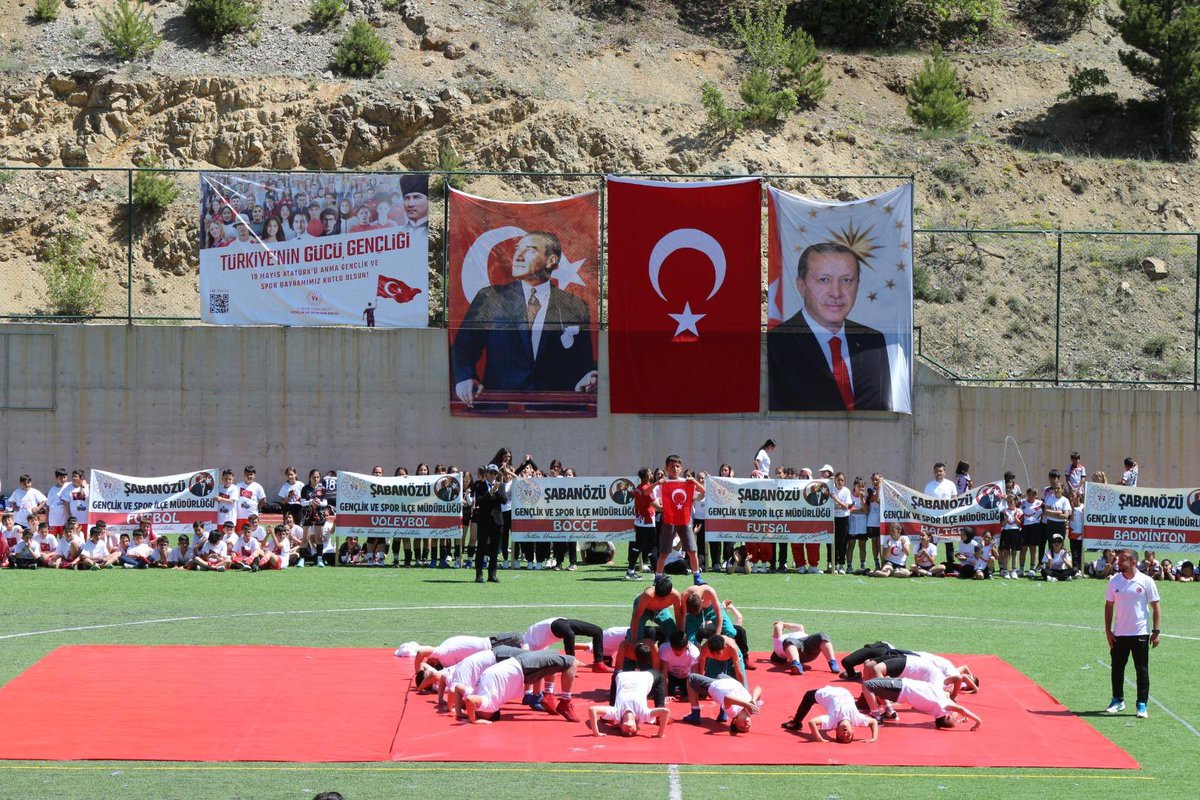 19 Mayıs Atatürk'ü Anma Gençlik ve Spor  Bayramı'nın 106’inci Yılı İlçemizde Coşkuyla Kutlandı. 
19 Mayıs Atatürk'ü Anma Gençlik ve Spor Bayramı’nın 106.yılı münasebetiyle Kaymakamımız Sn.Emre URHAN ve ilçemiz  protokol üyelerimiz Mehmet Ali Şahin Stadındaki programa katıldılar.