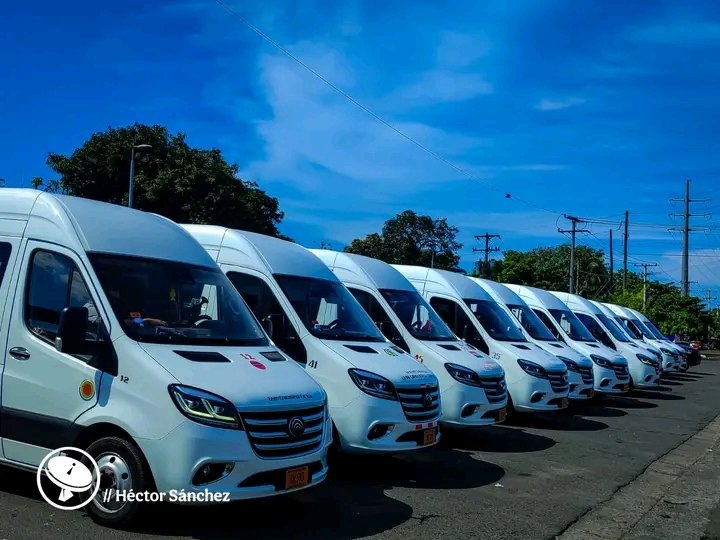 Con alegría, la población recibió la llegada de una nueva flota de buses provenientes de China, los cuales ya se dirigen a Managua para integrarse al sistema de transporte colectivo. Estos vehículos prometen mejorar significativamente la experiencia de viaje #Nicaragua #PLOMO19