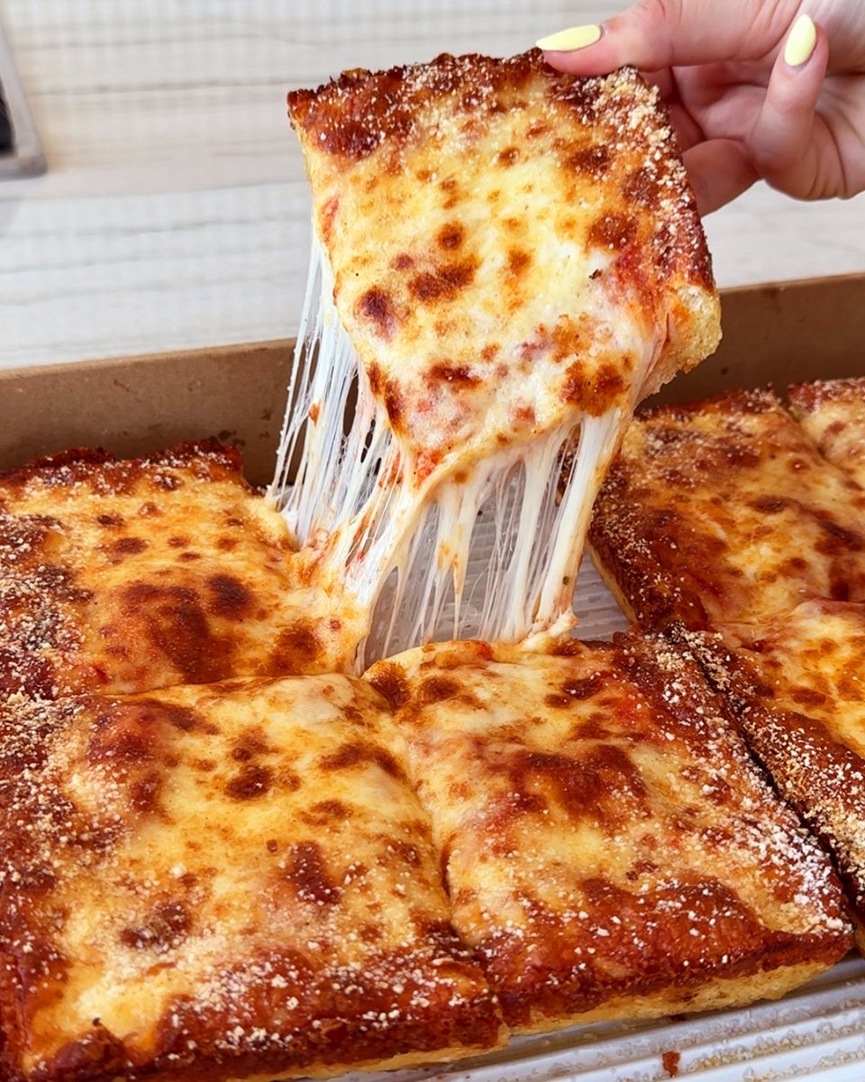 We're addicted to cheese pulls. ​

IG User: chicagodives