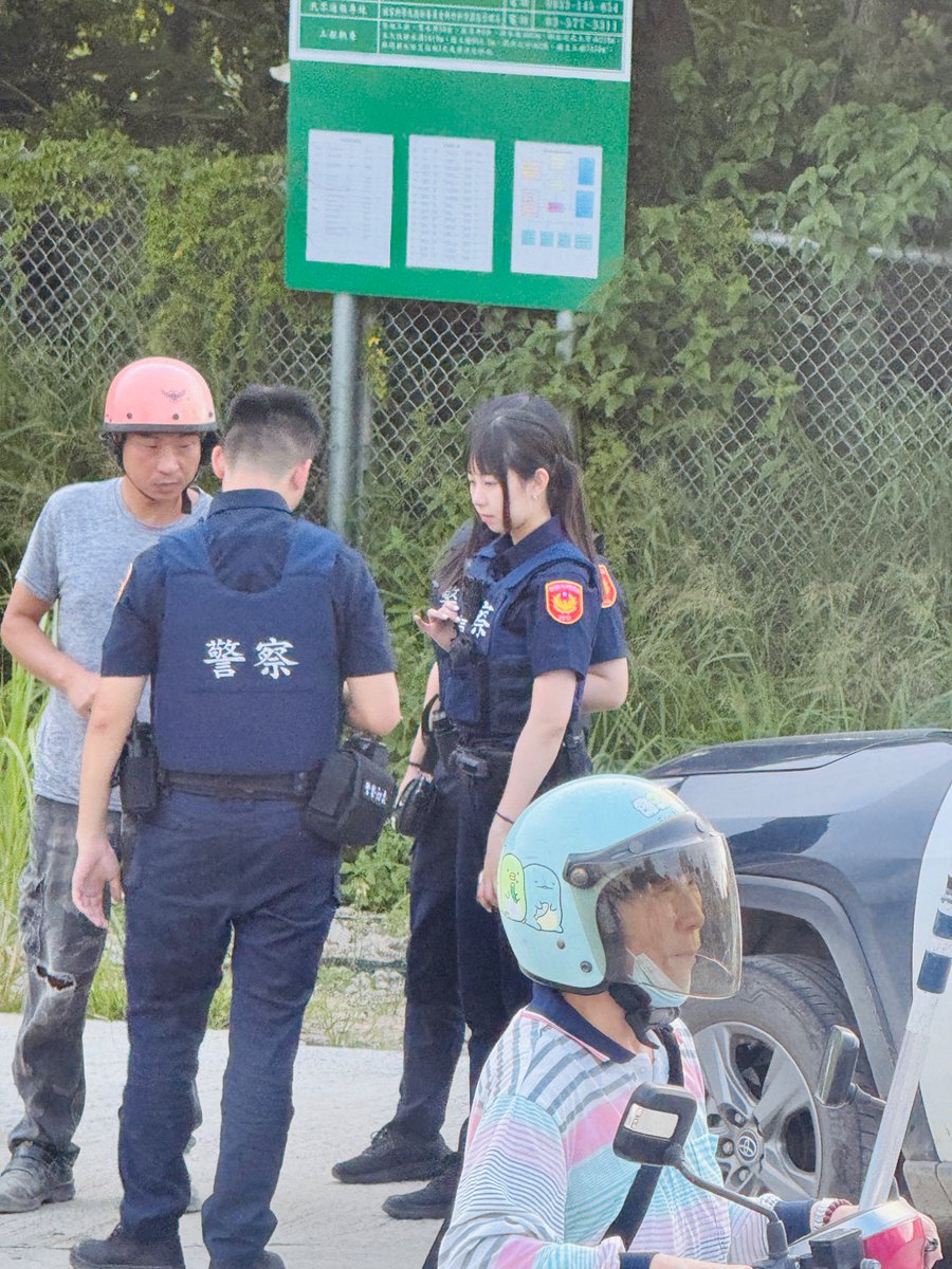 come0815's tweet photo. 長得很正的  阿sir ～～～

加上綁馬尾真的完美

看起來肉肉的是因為角度問題。

#新竹縣 https://t.co/4ssGrbsDlt