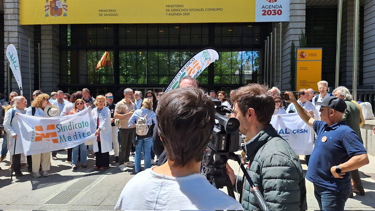 cesmclm's tweet photo. 🗣️Delegad@s de @cesmclm han estado hoy en #Madrid en el registro del Ministerio de Sanidad entregando más de 40.000 firmas📝 de #médicos y #facultativos para decir #NoAlBorradorEstatutoMarco
✅ Desde #CLM  3.700 firmas  
#SESCAM
@cesm_sindicatos
@smandaluz 
@CGCOM_Esp https://t.co/HmjWarq0Qa