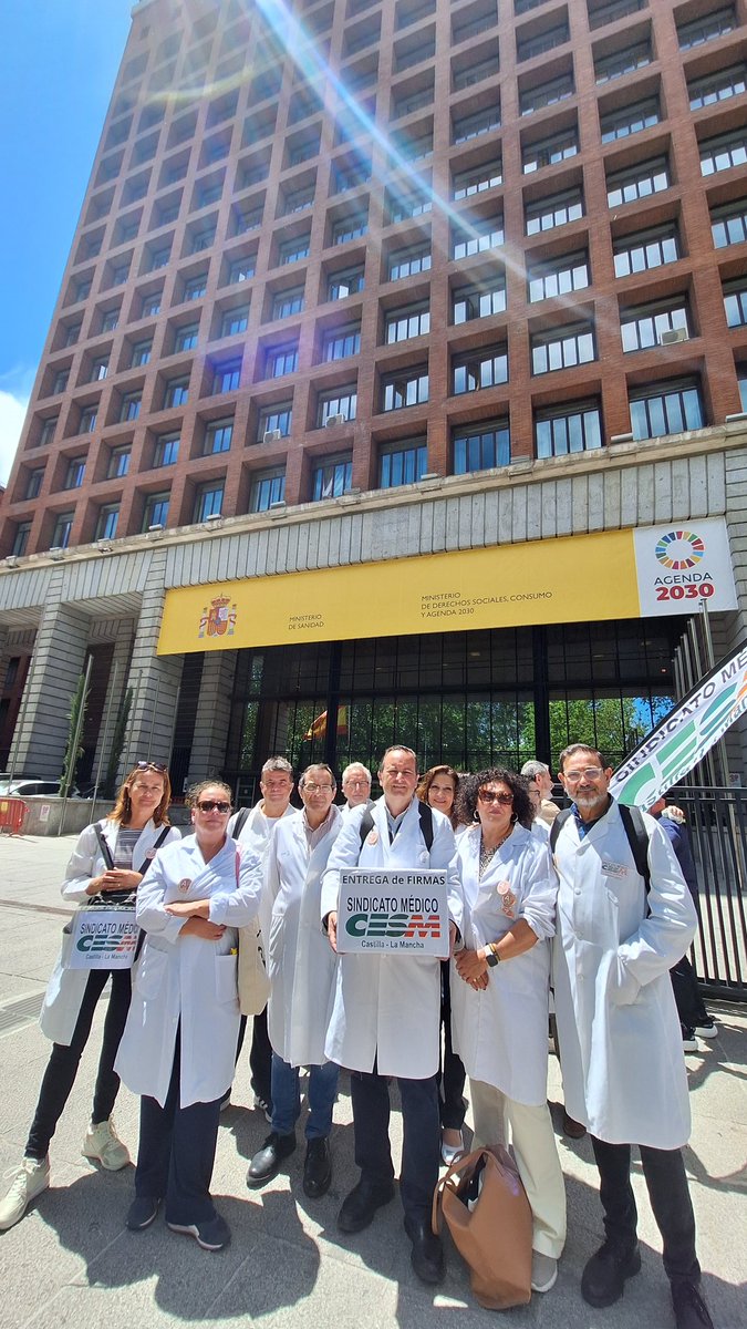 cesmclm's tweet photo. 🗣️Delegad@s de @cesmclm han estado hoy en #Madrid en el registro del Ministerio de Sanidad entregando más de 40.000 firmas📝 de #médicos y #facultativos para decir #NoAlBorradorEstatutoMarco
✅ Desde #CLM  3.700 firmas  
#SESCAM
@cesm_sindicatos
@smandaluz 
@CGCOM_Esp https://t.co/HmjWarq0Qa