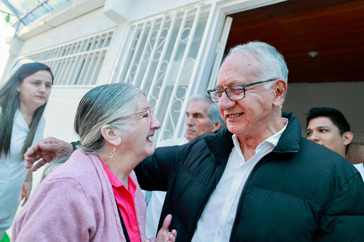MinSaludCol's tweet photo. El ministro de Salud, @GA_Jaramillo, inicia su recorrido por el sur del país en el municipio de La Argentina, Huila, visitando la ESE Juan Ramón Núñez Palacios.

Este centro de salud atiende a cerca de 13.000 habitantes, con un promedio de 40 urgencias diarias y 12 partos cada trimestre.

Para fortalecer la atención en esta zona rural, el Ministerio de Salud ha entregado 8 Equipos Básicos de Salud: 5 rurales y 3 urbanos, que trabajan por llevar salud a la Colombia más lejana.

#ColombiaTieneQuienLaCuide