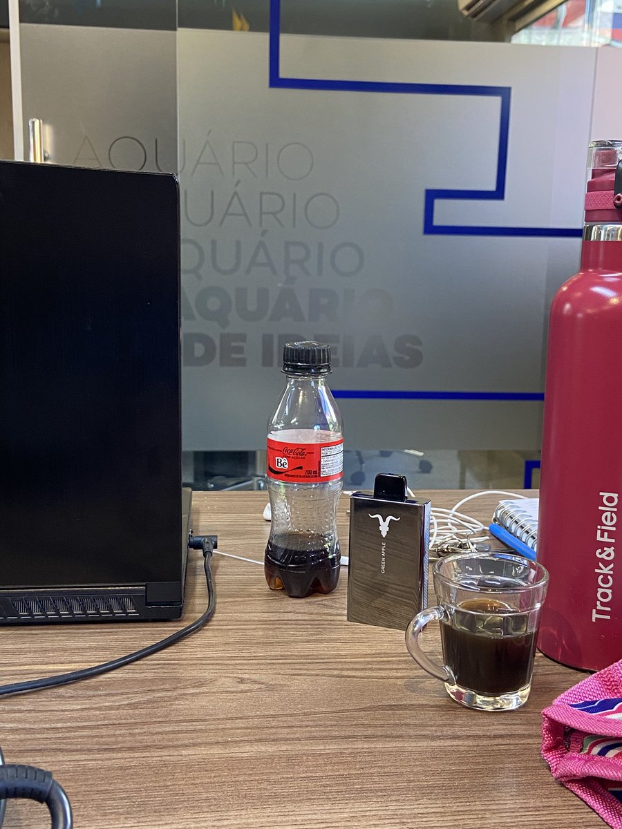rindo da mesa da diva aqui na minha frente no trabalho