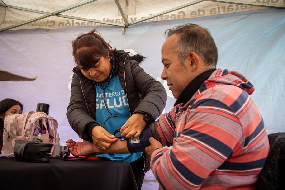 QuilmesMuni's tweet photo. 🤝 Como cada lunes, miércoles y viernes, continuamos con los operativos #QuilmesCerca en la plaza de Hipólito Yrigoyen, en #QuilmesCentro.

#SeguimosParaAdelante ☀️💜 https://t.co/2GhYPuM9dt