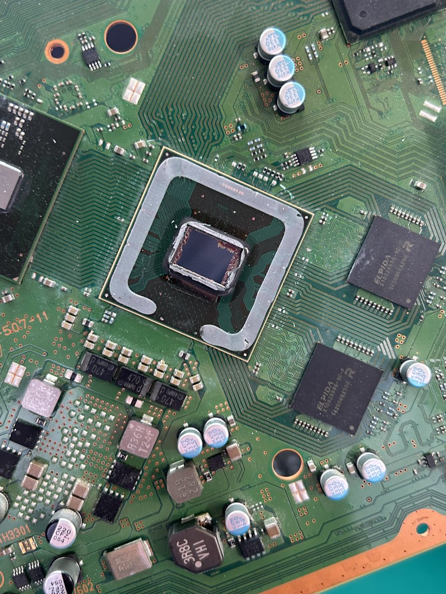 Modyfikator89's tweet photo. I don’t know exactly how my client did it 🤦 I know he wanted to improve cooling with delid CELL in PS3 Super Slim.. but it didn’t go EASY… 💀 YouTube or TikTok lie it only look easy 😅 #sony #ps3 #wrong #delid https://t.co/bqvyYB2chL