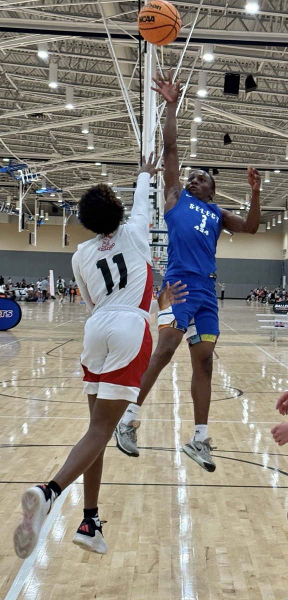 Select 434’s Damaries Harris with the high arcing floater for 2 of his game high 14 points at the break.  The EC Glass two sport standout is a name to know in Virginia 2028!  #BigShots #RichmondOpen <a href="/BigShotsToday/">Hit The BIG SH🏀TS</a> ⁦<a href="/BigShotsGlobal/">BIG SH🏀TS</a>⁩