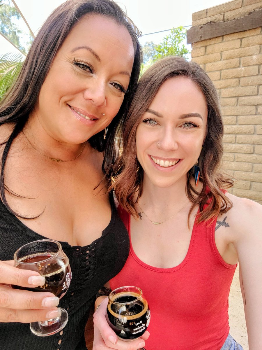 itshoppybeer's tweet photo. Love hanging with my #beerbabes https://t.co/ycXI7RMcJx