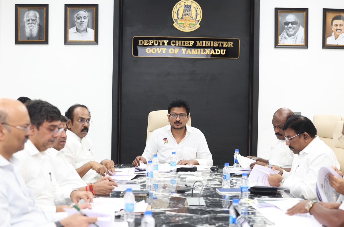 Udhaystalin's tweet photo. கல்லூரி மாணவர்களுக்கு Laptop வழங்கும் பணி குறித்த உயர் நிலைக்குழுவின் ஆய்வுக்கூட்டத்தை மாண்புமிகு முதலமைச்சர் @mkstalin அவர்களின் வழிகாட்டுதலின்படி இன்று நடத்தினோம். 

உயர்கல்வி பயிலும் நம் மாணவ - மாணவிகளின் கற்கும் சூழலை மேம்படுத்திடவும் - தொழில்நுட்பத் திறனை வளர்த்தெடுக்கவும், அடுத்த 2 ஆண்டுகளில் 20 இலட்சம் Laptops  வழங்குவதற்கு தேவையான நடவடிக்கைகளை துரிதப்படுத்த அதிகாரி��ளை அறிவுறுத்தினோம். 

உலகத்தரத்திற்கு இணையான கல்வியை நம் மாணவர்கள் பெற்றிட துணை நிற்போம்!

@TThenarasu @ptrmadurai @Govichezhian