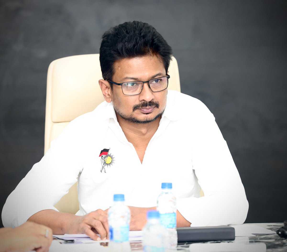 Udhaystalin's tweet photo. கல்லூரி மாணவர்களுக்கு Laptop வழங்கும் பணி குறித்த உயர் நிலைக்குழுவின் ஆய்வுக்கூட்டத்தை மாண்புமிகு முதலமைச்சர் @mkstalin அவர்களின் வழிகாட்டுதலின்படி இன்று நடத்தினோம். 

உயர்கல்வி பயிலும் நம் மாணவ - மாணவிகளின் கற்கும் சூழலை மேம்படுத்திடவும் - தொழில்நுட்பத் திறனை வளர்த்தெடுக்கவும், அடுத்த 2 ஆண்டுகளில் 20 இலட்சம் Laptops  வழங்குவதற்கு தேவையான நடவடிக்கைகளை துரிதப்படுத்த அதிகாரி��ளை அறிவுறுத்தினோம். 

உலகத்தரத்திற்கு இணையான கல்வியை நம் மாணவர்கள் பெற்றிட துணை நிற்போம்!

@TThenarasu @ptrmadurai @Govichezhian